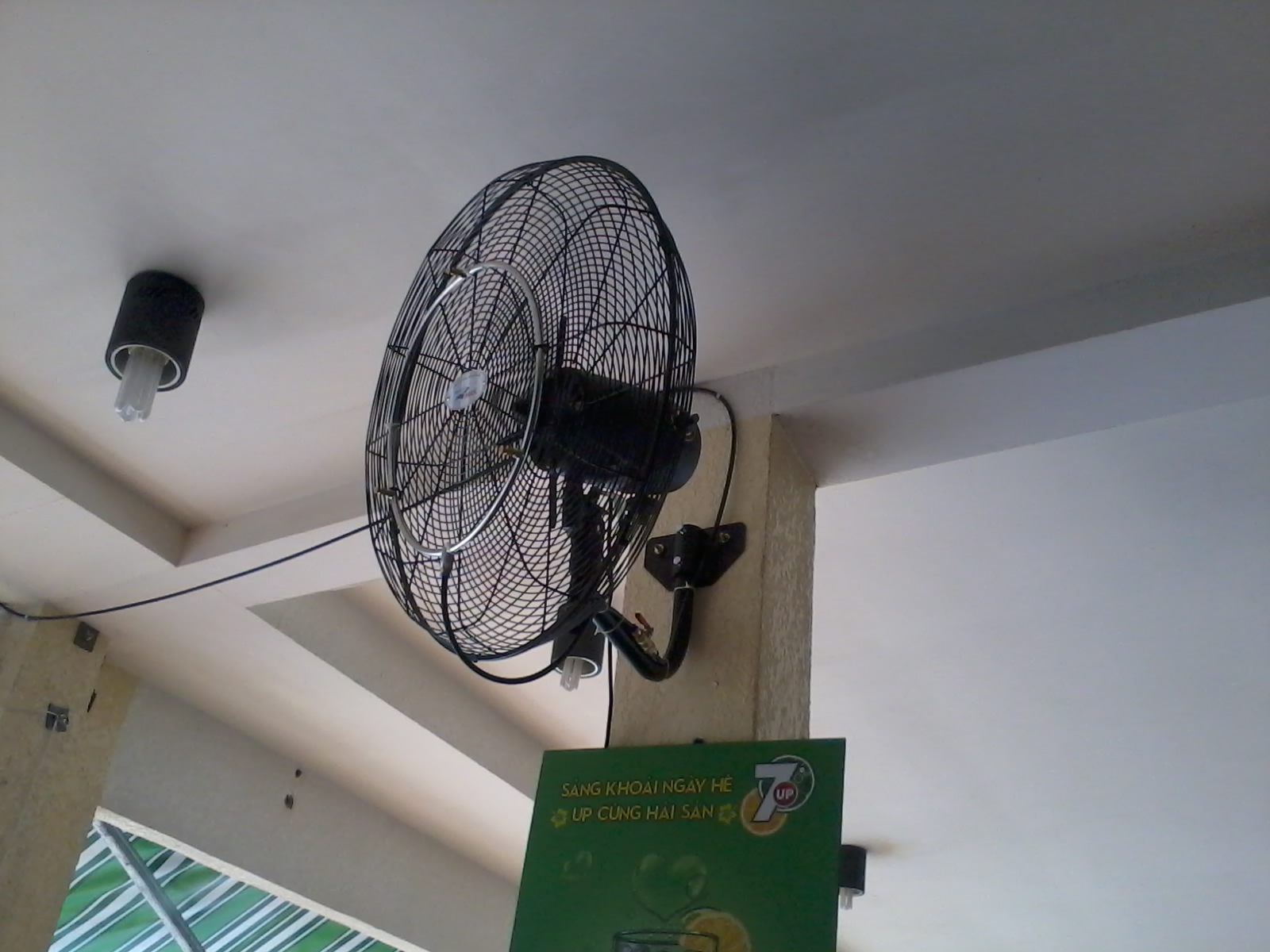 quat-phun-suong-quan-an-quan-nhau-quan-coffe