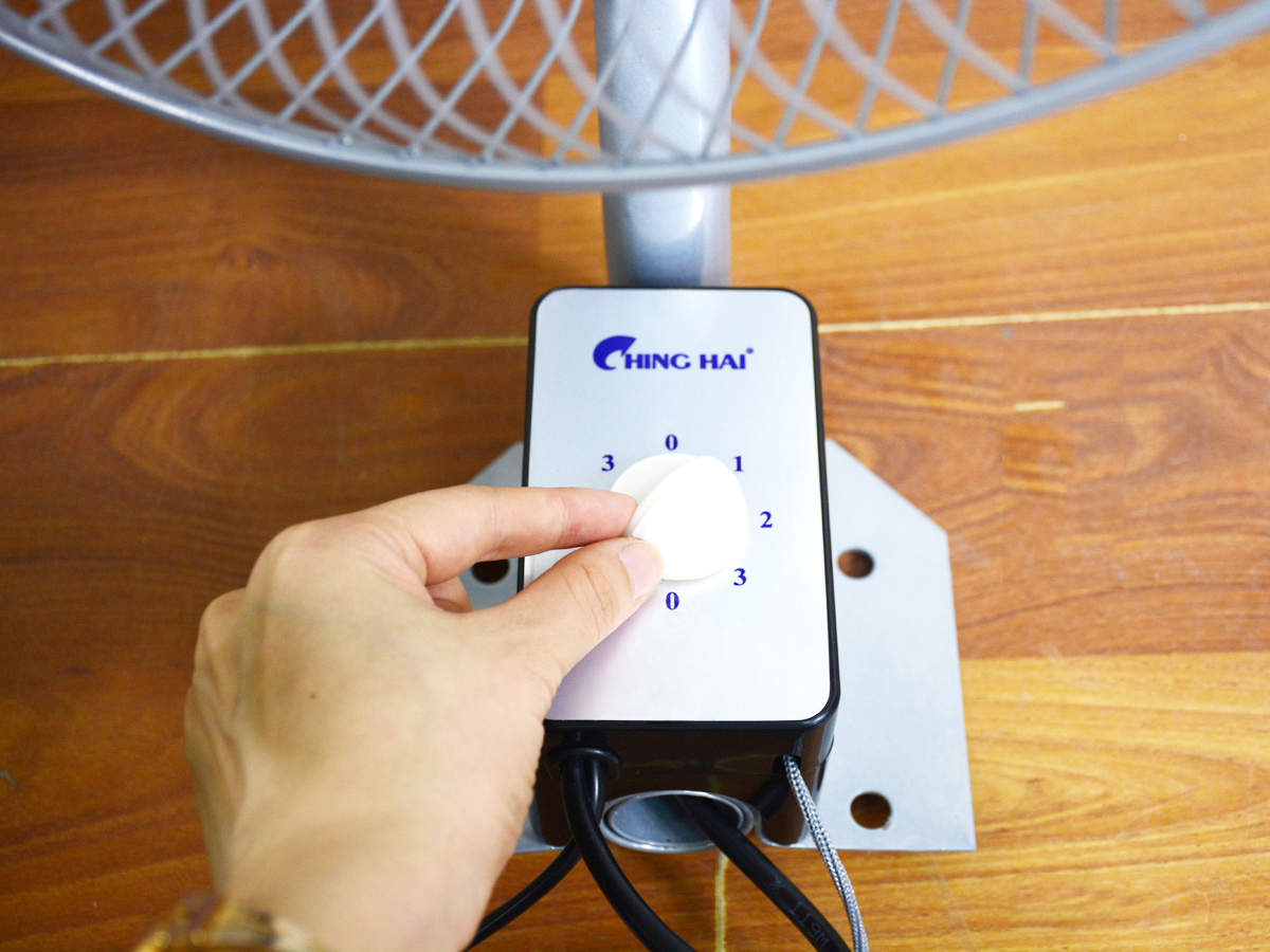 quat_treo_tuong_chinghai_w9299